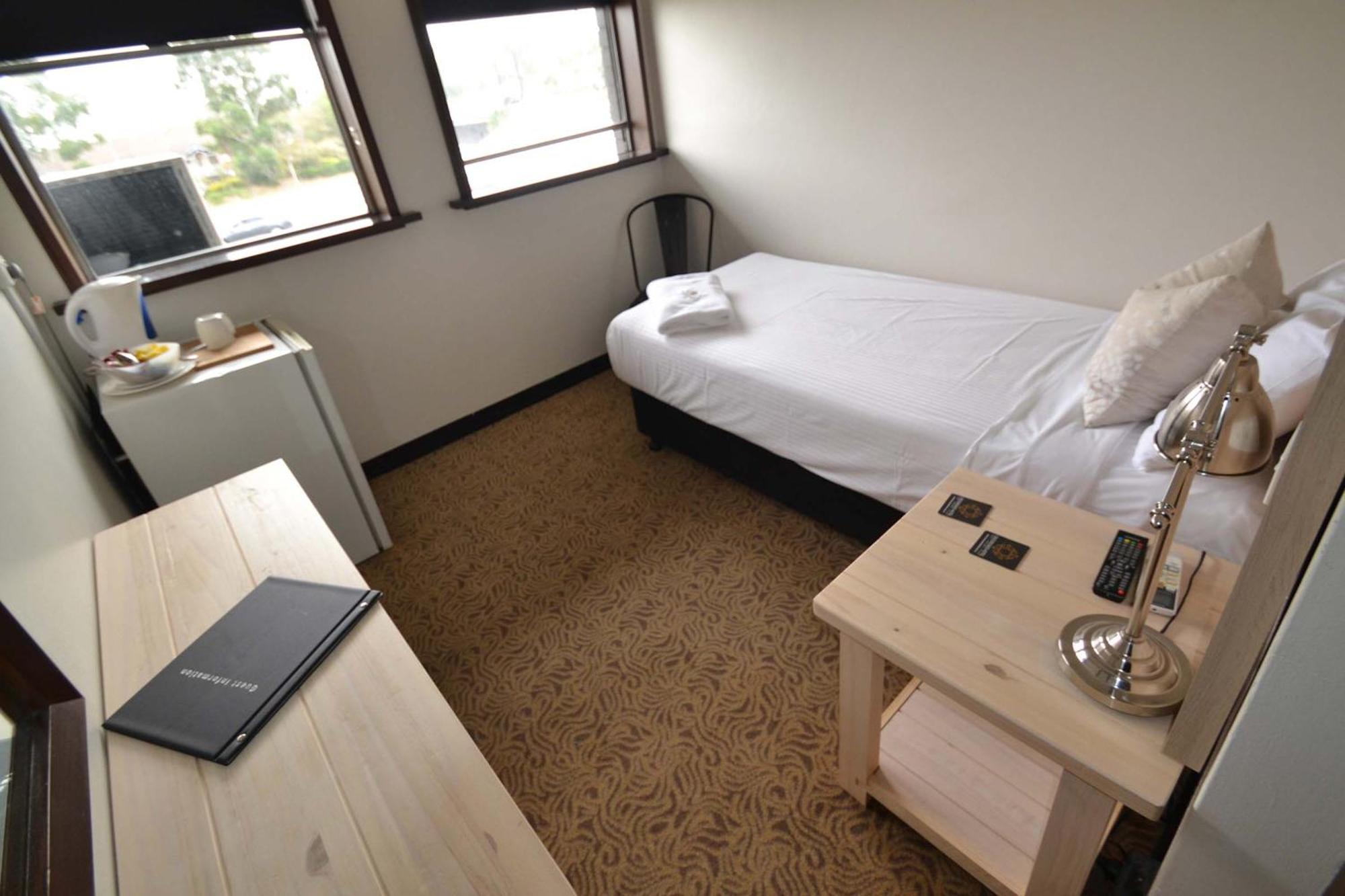 Crossroads Hotel Liverpool Room photo